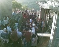 crowd areounf Ismael's tomb