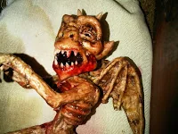 مخلوق زعم أنه يشرب الدم ويتحرك !