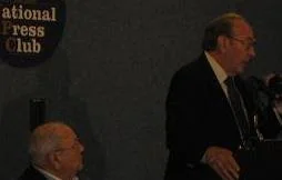 لقاء صحفي جمع بين رائد الفضاء إدغار ميتشيل و ميلتون توريس الذي تلقى أمراً لإسقاط طبق طائر بعد رؤيته على شاشة الرادار