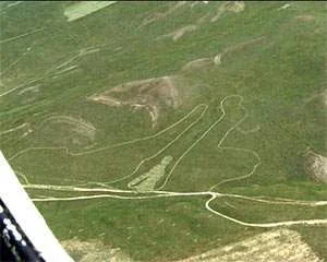 شوهدت خطوط نازكا مشابهة في كازاخستان تجسد شكلاً بشرياً بين هيكلين مجهولين