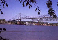 الجسر المعلق الفضي حيث زعم انهياره بعد عدة مشاهدات للرجل العثة