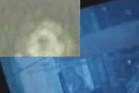 بقع ضوئية غامضة دليل على نشاط الأشباح، وفي الزاوية تجسد لوجه شبح يحيط به ضوء أبيض متوهج !