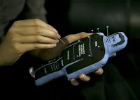 أمرأة تغرس إبراً في دمية ساركوزي تعبيراً عن رفضها له